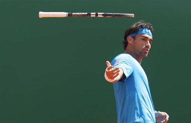 Tay vợt Fabio Fognini tung hứng với cây vợt của mình trong giải quần vợt Monte-Carlo