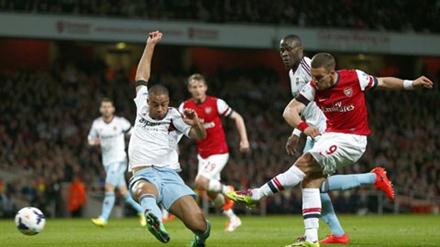 Arsenal - West Ham: Podolski lập cú đúp