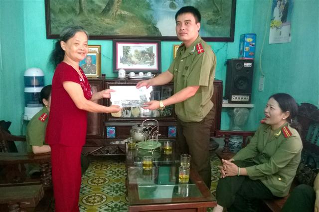 Thăm hỏi, tặng quà cán bộ nghỉ hưu