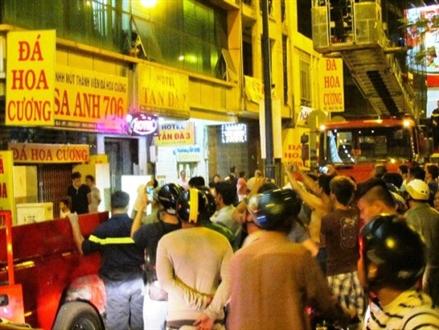 Khu phố náo loạn vì 'ngáo đá' leo lên khách sạn đòi tự vẫn