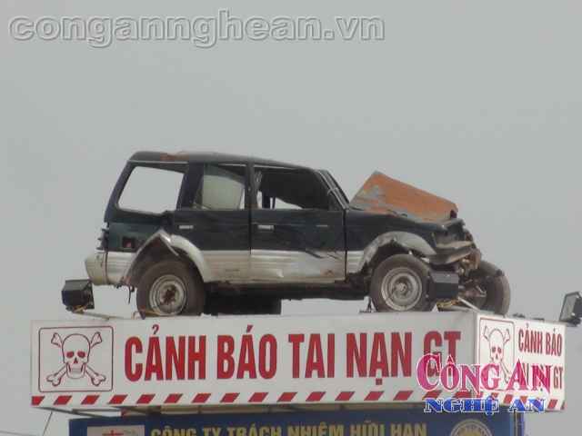 Biển quảng cáo 'độc': Cần phân tích lợi, hại!
