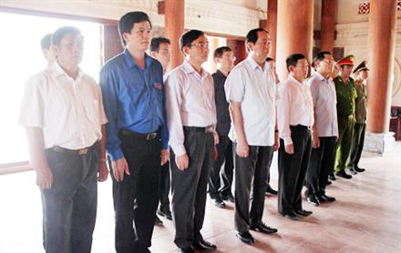 Bộ trưởng Trần Đại Quang dâng hương tưởng niệm tại Nghệ An
