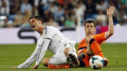 Ronaldo ghi siêu phẩm, Real chật vật kiếm điểm
