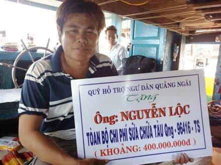 Tặng 400 triệu đồng để sửa tàu cá bị tàu Trung Quốc đâm hỏng