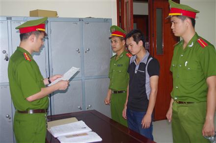 Chiếm dụng tiền công ty đi cá độ bóng đá