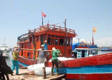 Kiểm ngư Trung Quốc đánh trọng thương 2 ngư dân Việt Nam