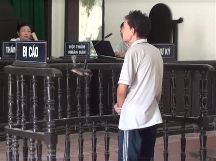 Dùng bim bim gạ gẫm để hiếp dâm bé gái