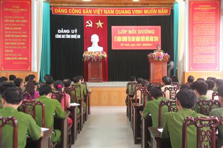Khai giảng lớp bồi dưỡng lý luận chính trị cho đảng viên mới