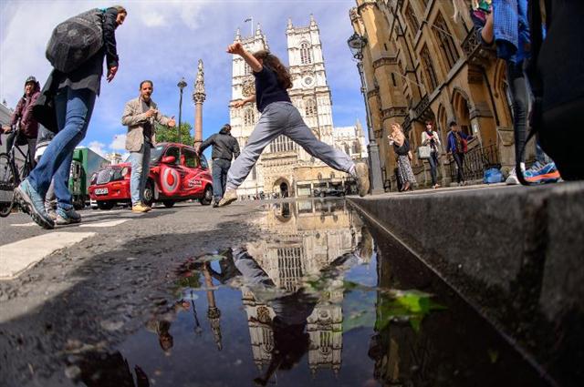 Nước ngập đường phía trước Nhà thờ Westminster, ở trung tâm London sau trận mưa lớn