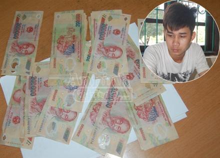 Mang xấp tiền giả 'qua mặt' chủ hiệu cầm đồ