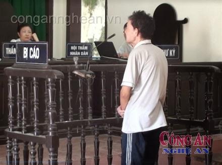 Dùng bim bim gạ gẫm để hiếp dâm bé gái