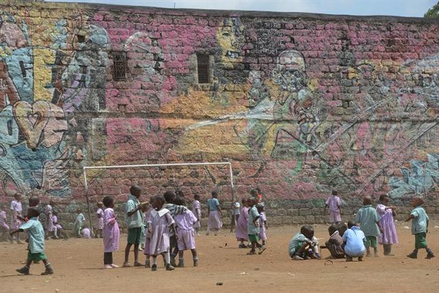 Trẻ em vui chơi trong khu ổ chuột Mathare, khu nghèo nhất ở Nairobi