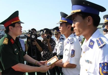 Trao huy hiệu 'Tuổi trẻ dũng cảm' cho 2 thuyền trưởng Cảnh sát biển