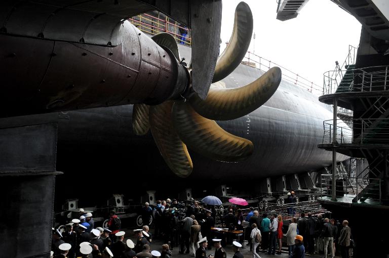 Sĩ quan Hải quân Nga, các quan chức và người lao động tham dự một buổi lễ ra mắt tàu ngầm diesel-điện Rostov-on-Don ở Admiralteiskiye verfy, một nhà máy đóng tàu ở St Petersburg