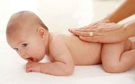 Chữa rôm sảy cho bé trong ngày hè
