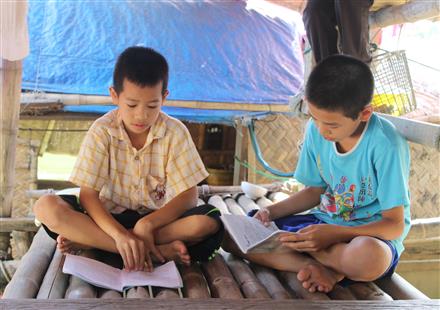 Lênh đênh phận trẻ làng vạn chài