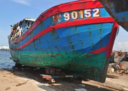 Tàu cá Đna90152 bị tàu Trung Quốc đâm hư hỏng hoàn toàn