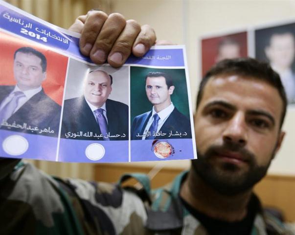 Một người dân Syria cho thấy lá phiếu của mình trong cuộc bầu cử và sự lựa chọn của mình cho Tổng thống Bashar al-Assad