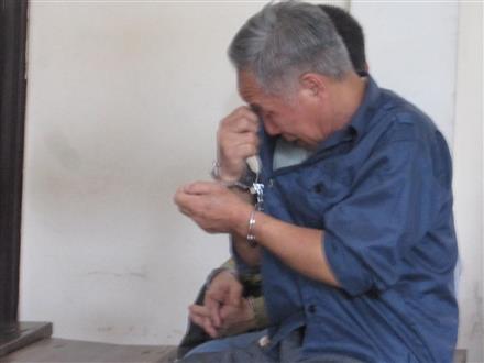 Phút hối hận của ông trưởng bản 'dính chàm'
