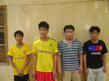 Xông vào nhà láng giềng đánh người, phá tài sản
