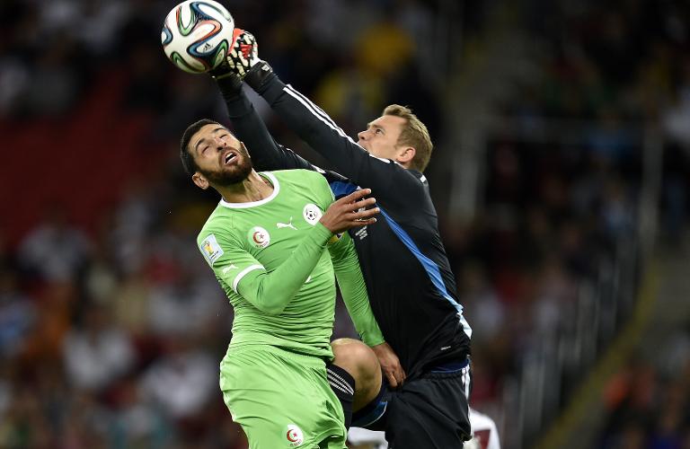 Pha đấm bóng của thủ môn Đức Manuel Neuer trên sân vận động Beira-Rio ở Porto Alegre trong khuôn khổ World Cup 2014, Brazil