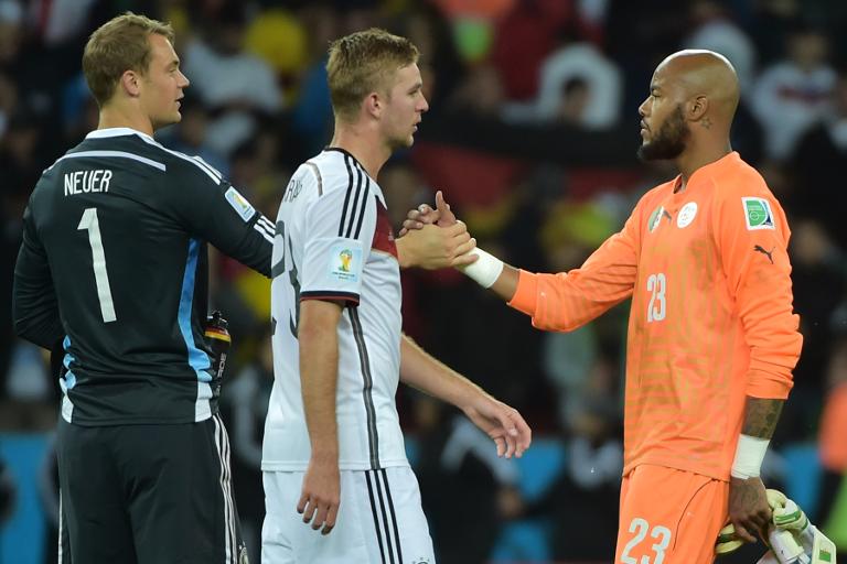 Thủ môn Algeria Rais Mbohli và thủ môn của Đức Manuel Neuer bắt tay vào cuối sau khi kết thúc trận đấu giữa 2 đội tại vòng 1-16, World Cup 2014