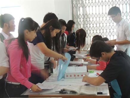 Hôm nay, làm thủ tục dự thi cho thí sinh khối A, A1,V