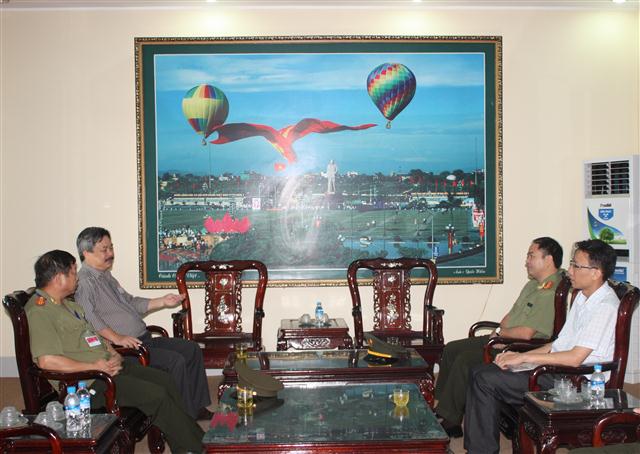 TS.Nguyễn Hồng Minh -Chủ tịch HĐTS trường ĐHSP KT Vinh báo cáo tình hình với đoàn