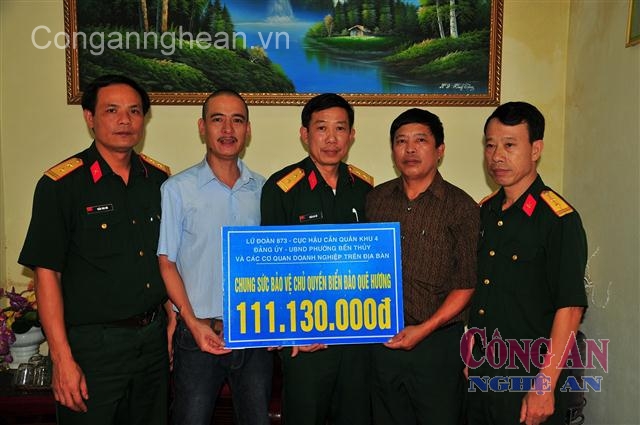 Đại diện Lữ đoàn Vận tải thủy 873 chuyển số tiền hơn 111 triệu đồng “Chung sức bảo vệ chủ quyền biển đảo” qua nhịp cầu báo Tiền phong ủng hộ Cảnh sát biển và Kiểm ngư Việt Nam