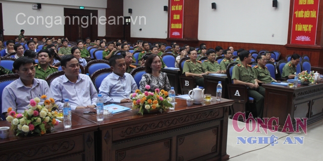 Các đại biểu tại buổi lễ