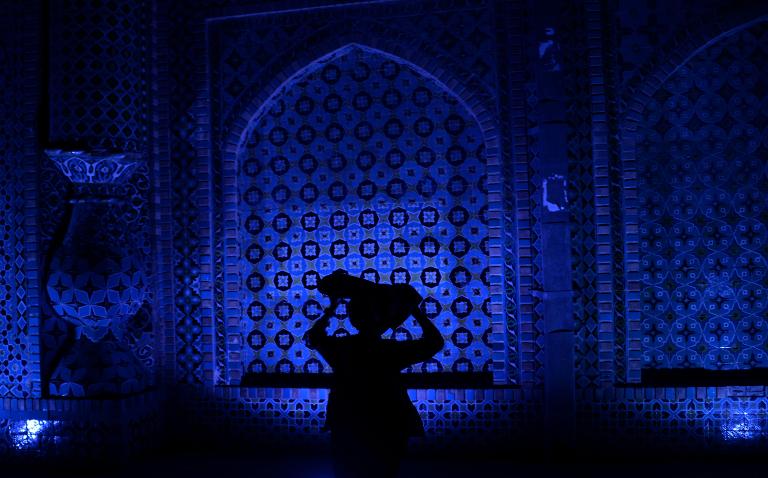 Một người Afghanistan đi qua sân của ngôi đền Hazrat-e-Ali, trong tháng thánh lễ Ramadan của Hồi giáo ở Mazar-i-Sharif