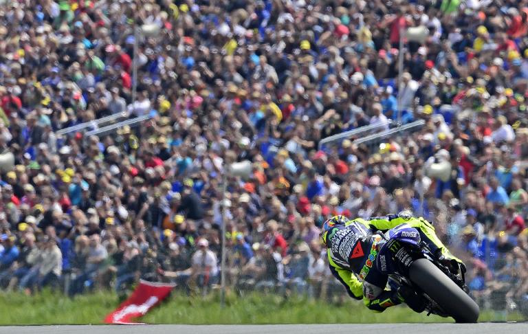 Tay đua Valentino Rossi của Italyđỏ cua tại vòng loại giải đua moto Grand Prix tại Sachsenring Circuit, Đức