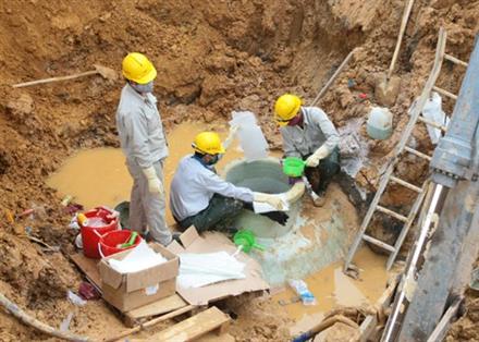 Dân khổ vì 6 năm đi tìm nguyên nhân vỡ ống nước