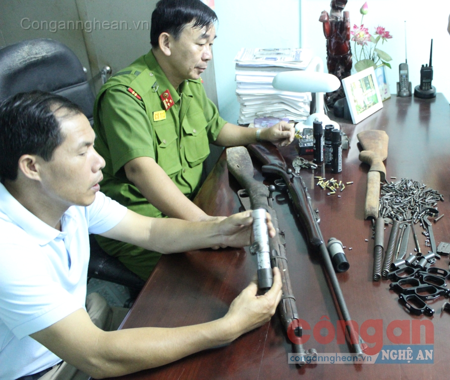 Lực lượng Công an kiểm tra tang vật trong vụ án