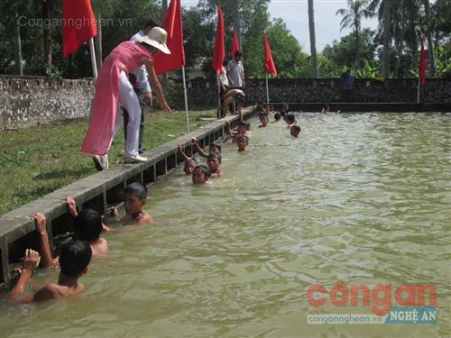 Một lớp học bơi