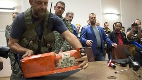 Quân li khai giao hộp đen MH17 cho Malaysia