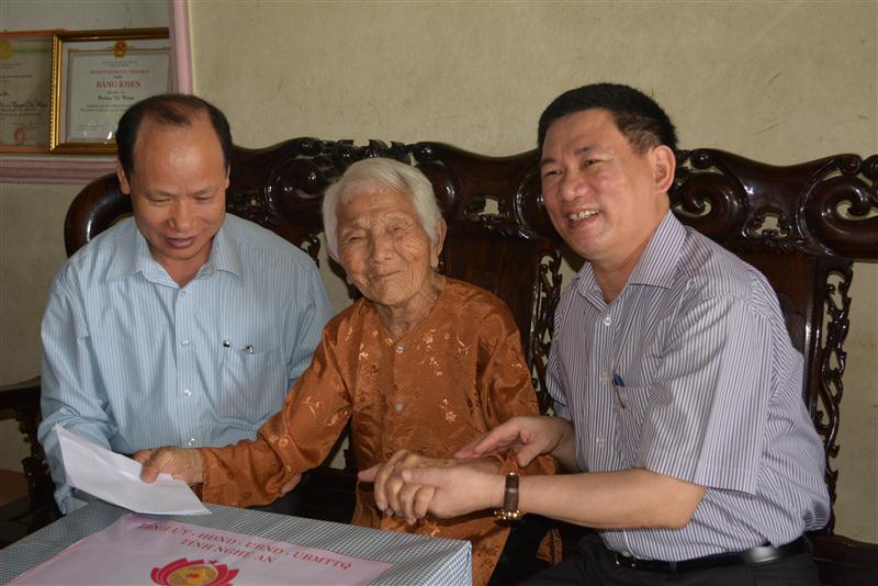 Thăm, tặng quà Mẹ Việt Nam Anh hùng và thân nhân chiến sĩ Trường Sa