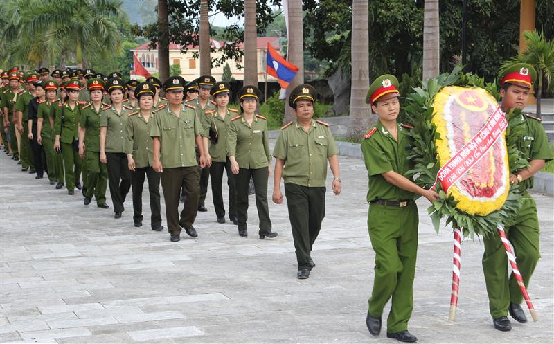 Dâng hoa, dâng hương kỷ niệm 67 năm ngày Thương binh liệt sĩ