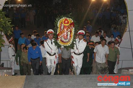 Lễ thắp nến tri ân các Anh hùng liệt sỹ