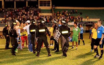 CĐV An Giang định vây đánh trọng tài
