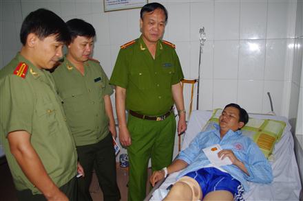 Thưởng nóng tổ công tác mưu trí, dũng cảm trong đấu tranh chống tội phạm