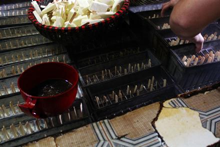 Kinh hoàng công nghệ làm kem... siêu bẩn