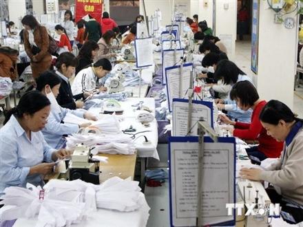 Tăng lương tối thiểu: Tương ứng năng suất lao động hay mức sống?