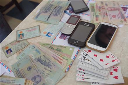 Đi du lịch, 4 cán bộ công chức phạm tội đánh bạc
