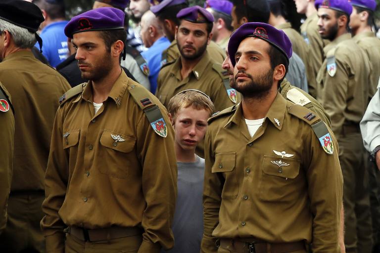 Đồng đội và người thân của Hadar Goldin, binh sĩ Israel bị bắt cóc và giết chết ở Dải Gaza tham dự đám tang của anh tại nghĩa trang quân đội, thành phố Kfar Saba, Israel