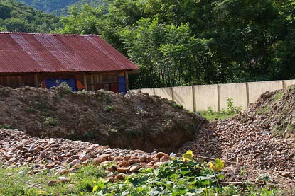 Một hiệu trưởng lợi dụng đào giếng để đào vàng, phá nát sân trường
