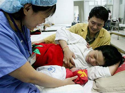 Vợ sinh con, chồng được nghỉ từ 5 - 7 ngày
