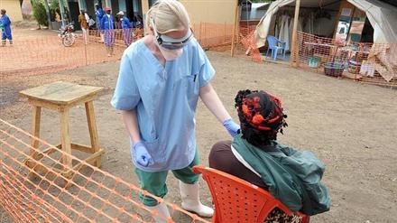 Ai dễ nhiễm virus Ebola nhất?