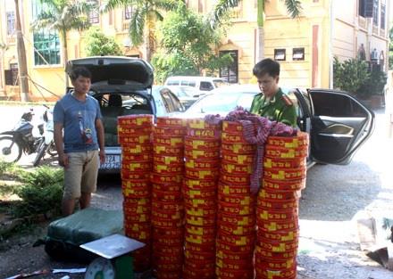 Bắt hai xe taxi vận chuyển 338 kg pháo nổ trái phép