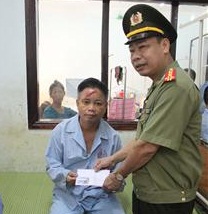 Thăm, động viên Công an xã bị thương khi làm nhiệm vụ